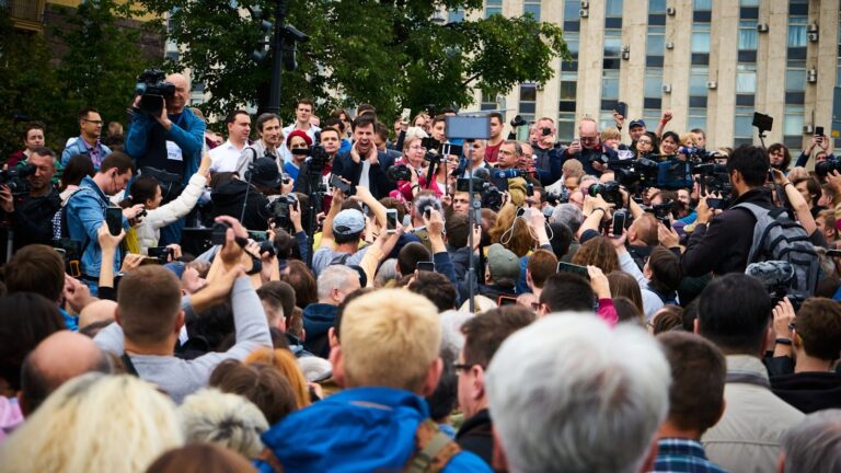 How Reliable News Shapes Public Opinion